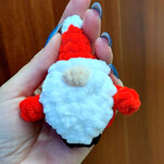 Новогодний гномик бесплатная схема амигуруми